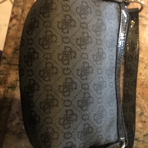 Cute Guess wristlet - new with tag - Picture 2 of 3